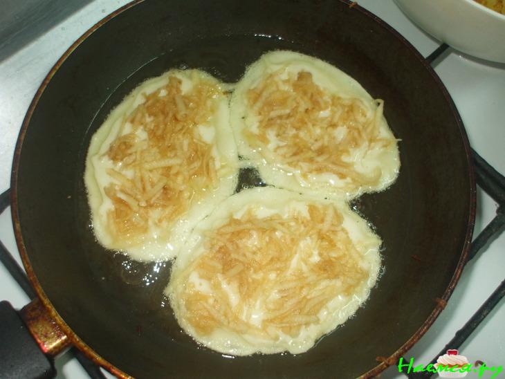 Оладушки + яблочки сверху 