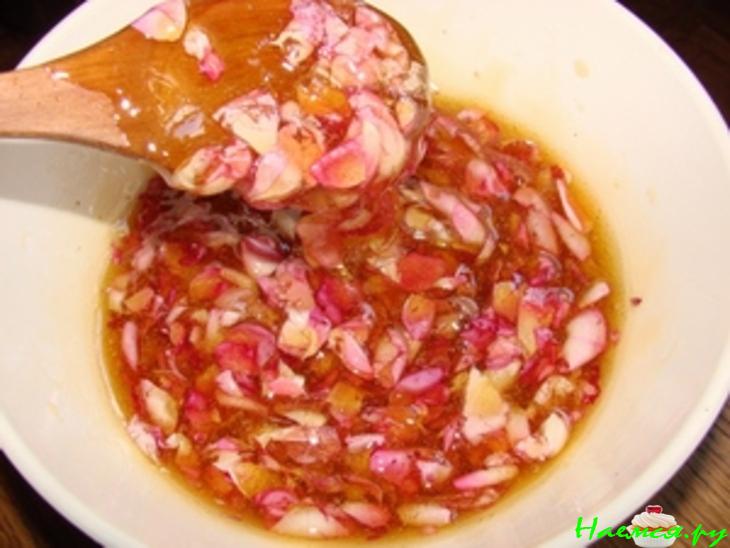 Медовая чайная роза