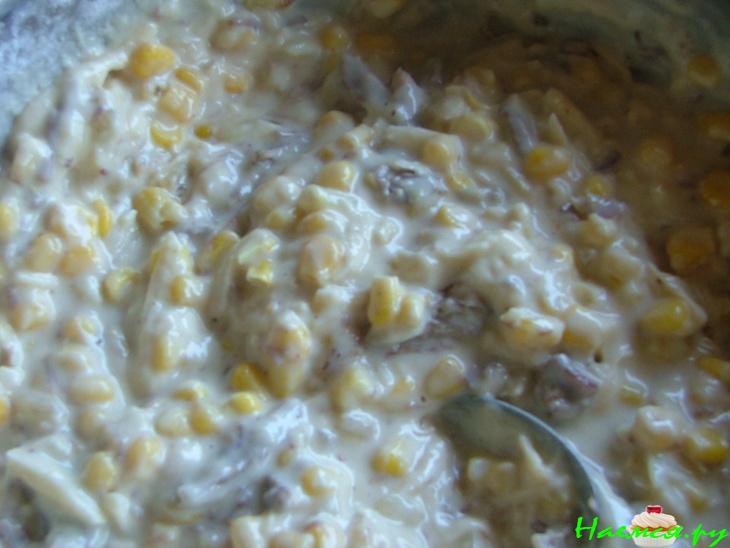 Кукурузные оладьи с мясом и сыром