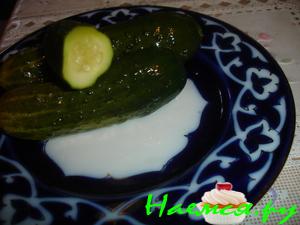 Малосольные огурцы с листьями смородины и хрена