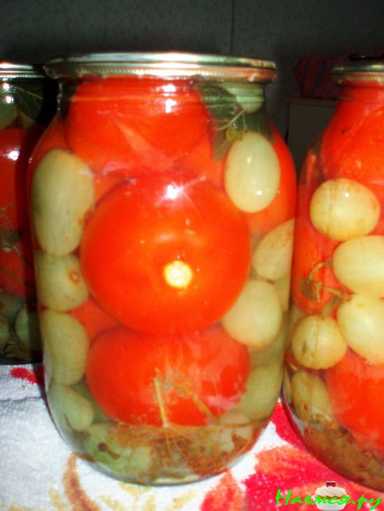 Маринованные помидоры с виноградом