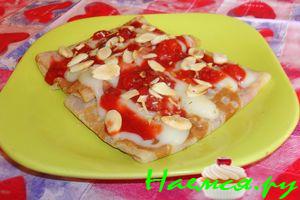 Блины "GLAMOUR" с клубничным соусом, заварным кремом и миндалем