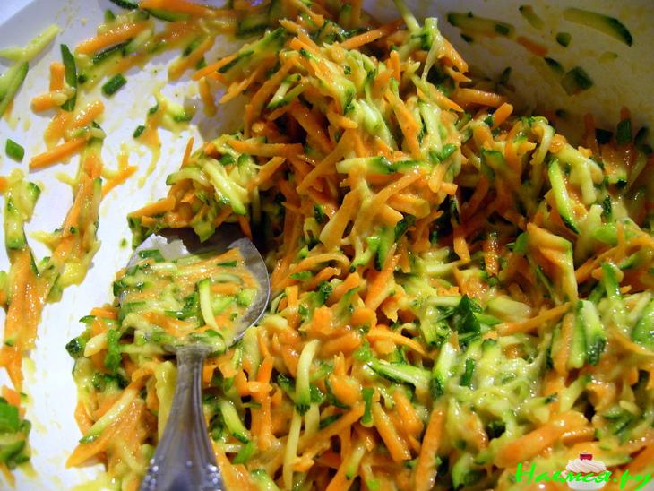 Овощные оладушки к завтраку (и не только) с зеленым сметанным соусом