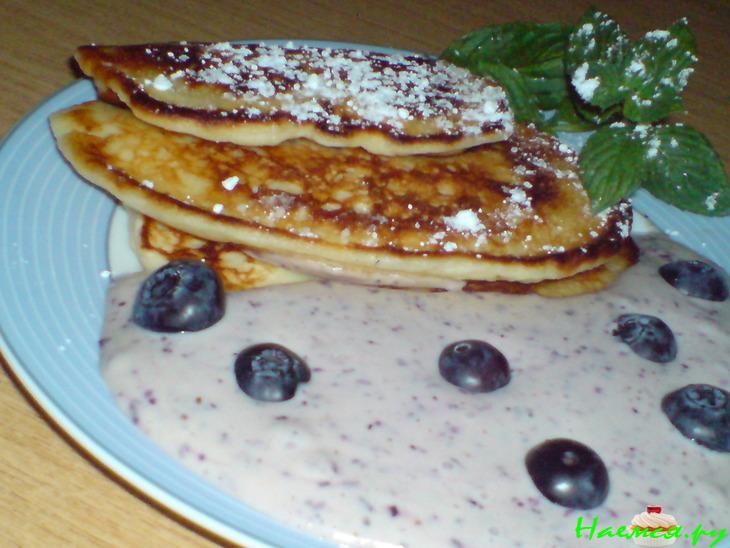 Творожники с соусом из ванильного мороженого, творога и черники