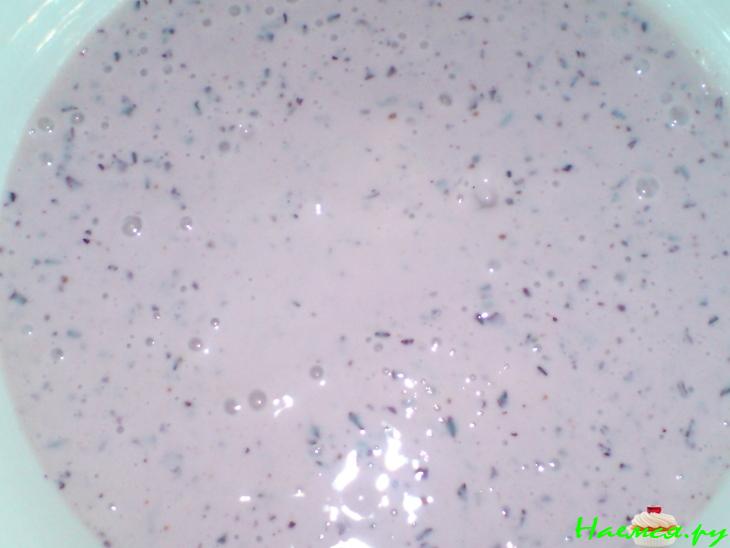 Творожники с соусом из ванильного мороженого, творога и черники