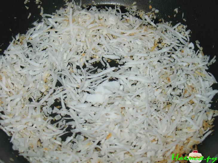 Блинчики с кокосом, клубникой и ревенем