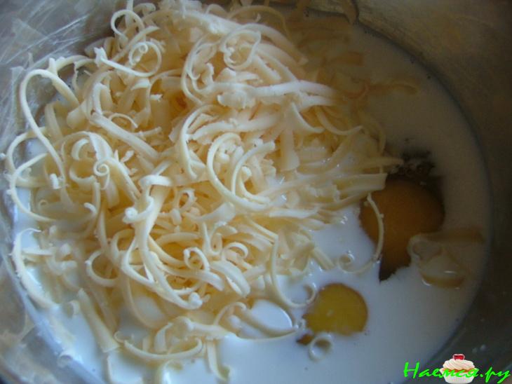 Кукурузные оладьи с мясом и сыром