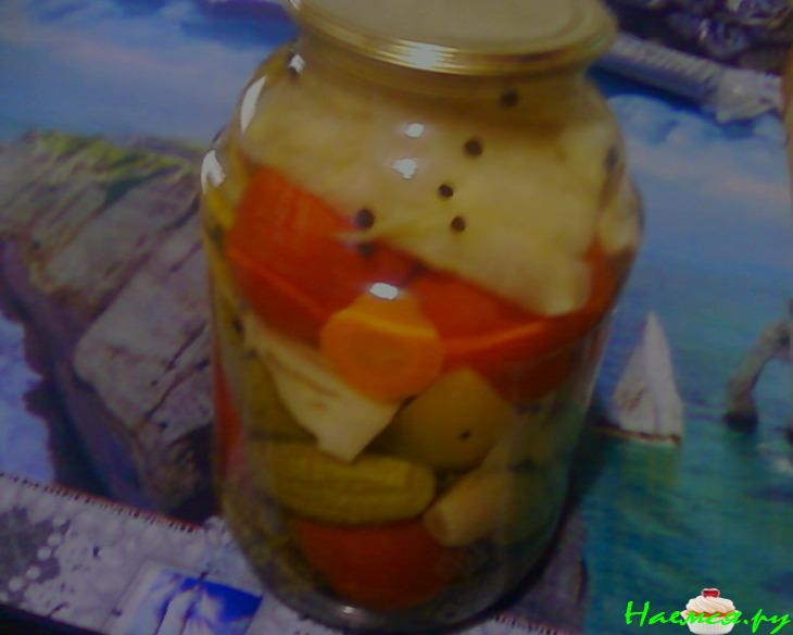 Овощное ассорти в банке (вариант один из многих)