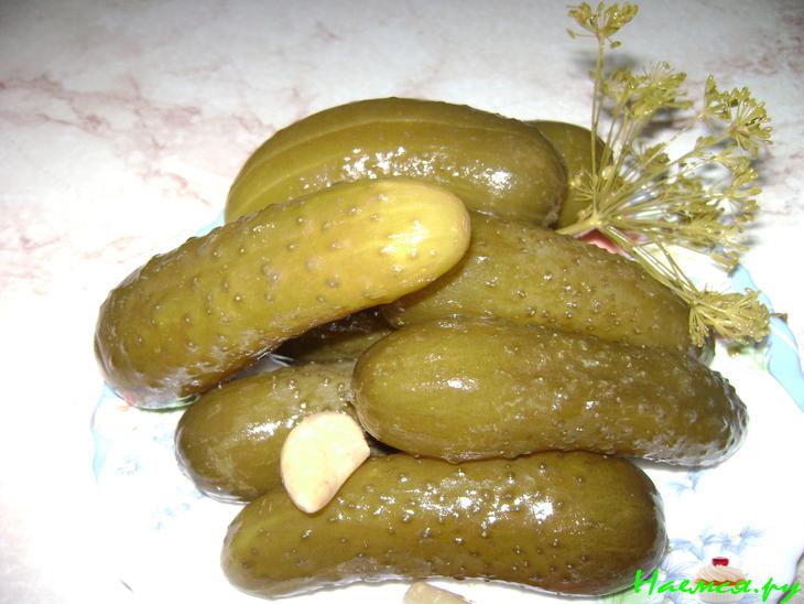 Огурчики маринованные, хрустящие, с чесноком