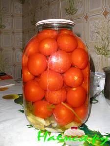 Консервированные помидоры с перцем и чесноком