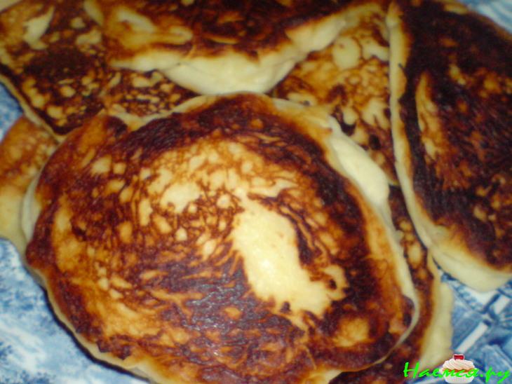 Творожники с соусом из ванильного мороженого, творога и черники