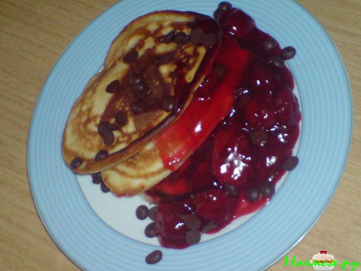 'Горка' из оладий под вишнёвым киселём