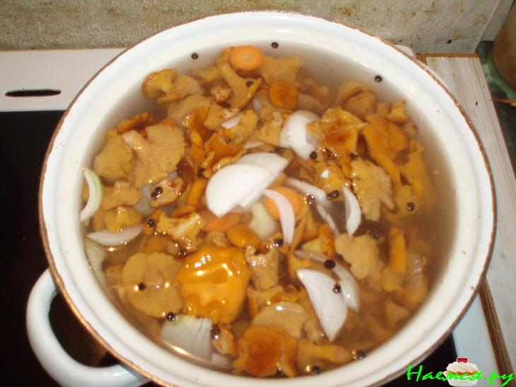 Лисички маринованные