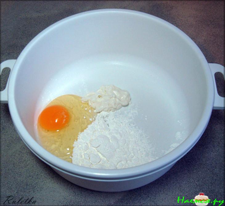 Картофельные оладьи с квашеной капустой и луковым творогом