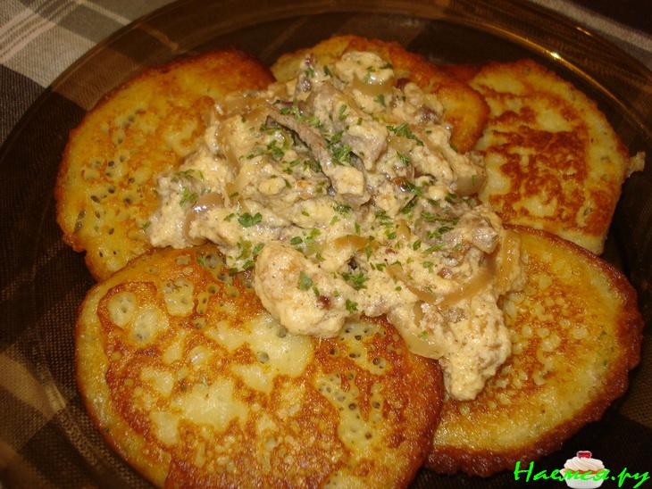 Заварные картофельные оладьи с мясным соусом "мачанка"