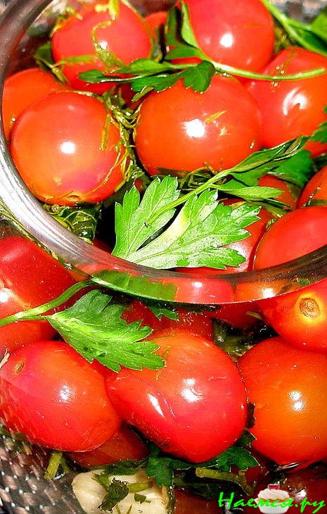 Маринованные помидоры черри с пряностями