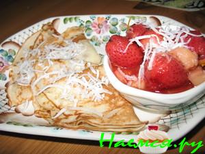 Блинчики с кокосом, клубникой и ревенем