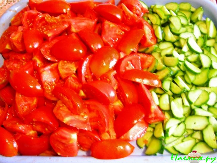 Консервированный салат из помидоров и огурцов Консервированный салат из помидоров и огурцов