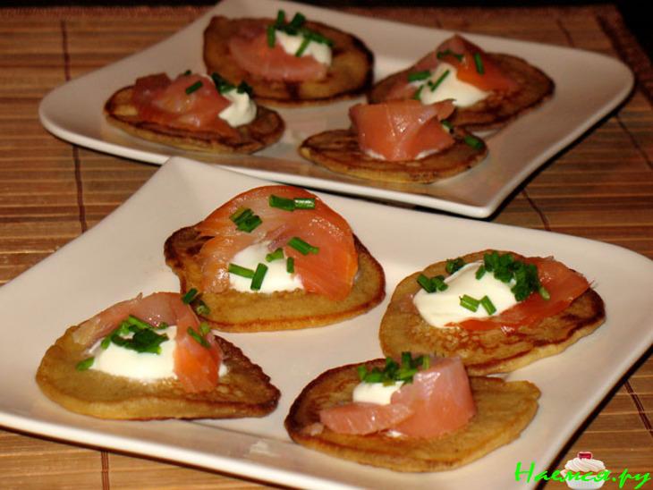 Гречневые блинчики с копчёной горбушей и йогуртом Гречневые блинчики с копчёной горбушей и йогуртом
