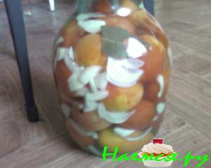 Помидоры с луком на зиму