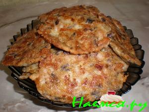 Куриные оладьи с жареными грибами
