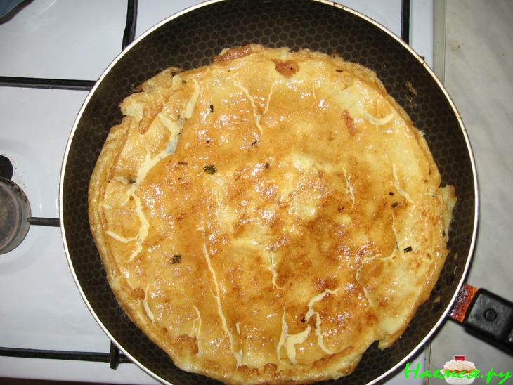 Чайные блинчики с яичницей и зеленым луком