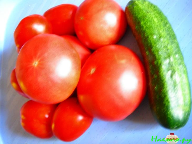 Консервированный салат из помидоров и огурцов Консервированный салат из помидоров и огурцов