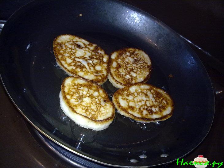 Оладушки 'Воскресные' (с сыром,изюмом и т.д) Оладушки 'Воскресные' (с сыром,изюмом и т.д)