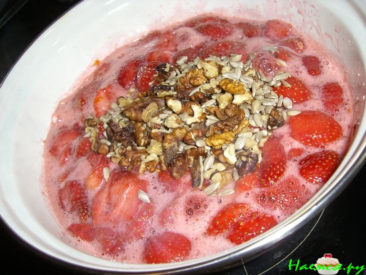 Клубничное варенье с орехами и семечками!