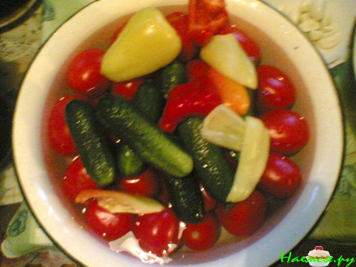 Маринованные огурцы с помидорами&nbsp; 