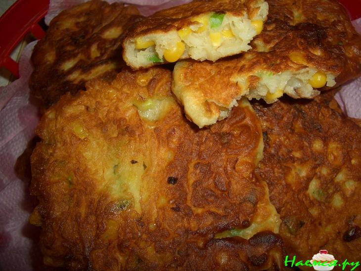 Кукурузные оладьи с зеленым луком