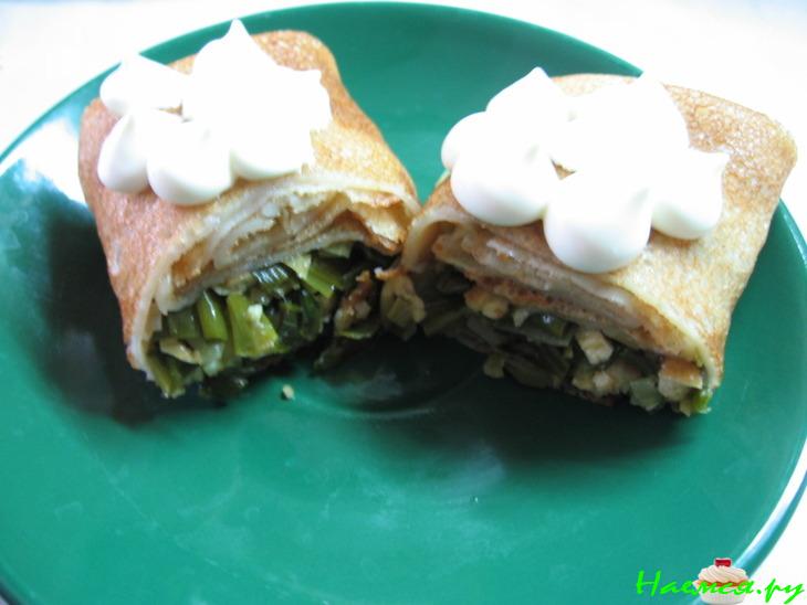 Чайные блинчики с яичницей и зеленым луком