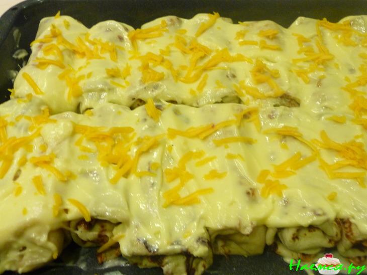 Блины с начинкой под соусом Блины с начинкой под соусом