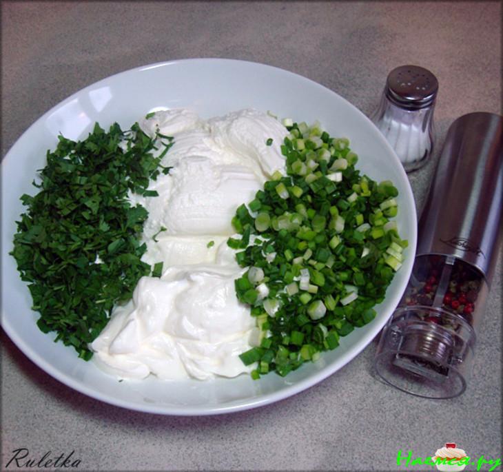 Картофельные оладьи с квашеной капустой и луковым творогом