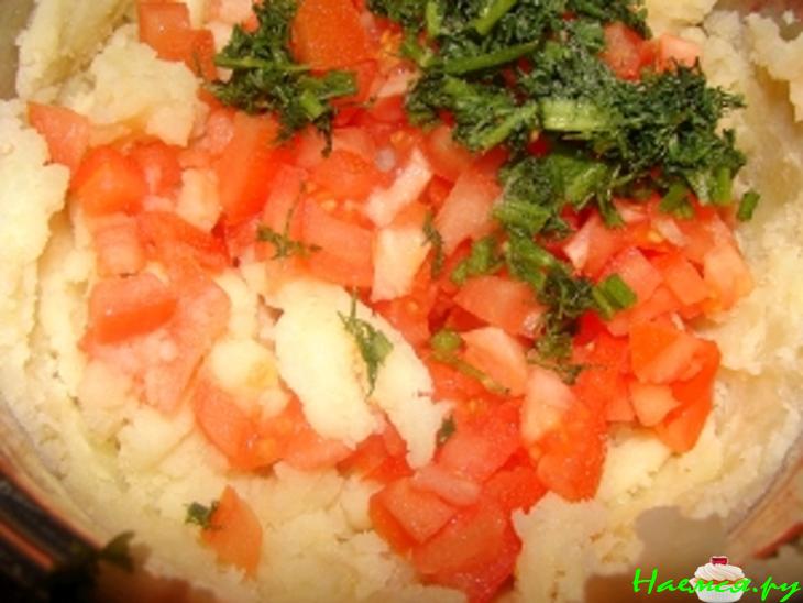 Картофельные лепёшки с помидорами и зеленым луком