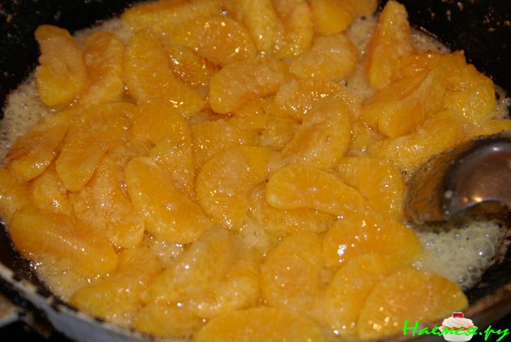 Блинчики на пиве с мандаринами в карамели