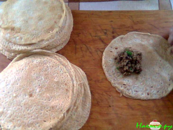 Блинчики с мясом и орешками