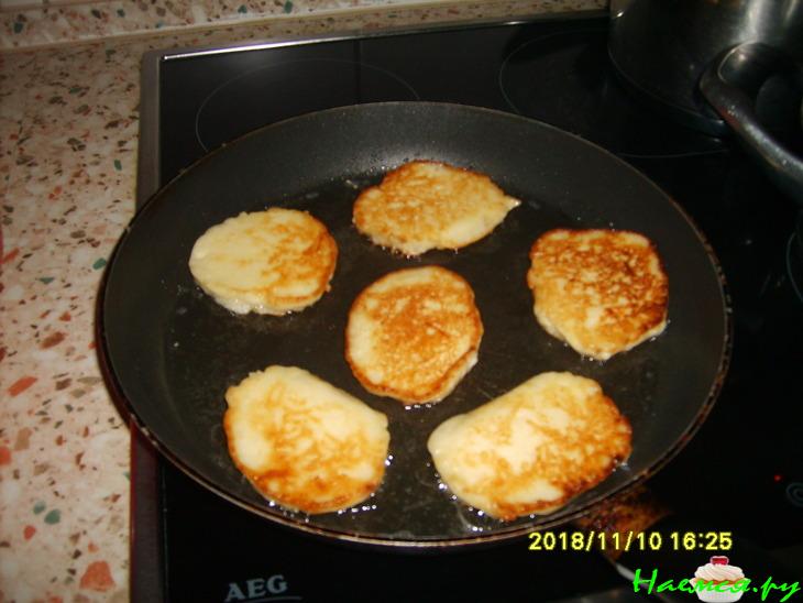 Блинчики с яблоками и сметаной