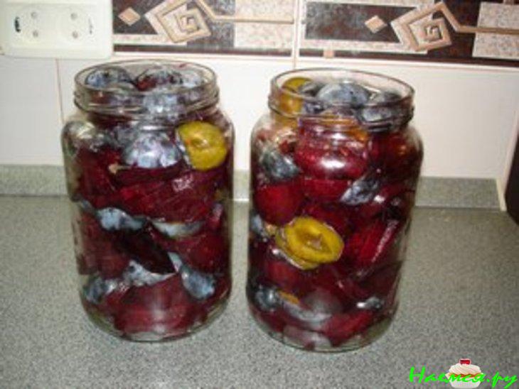 Свекла со сливами в яблочном соке