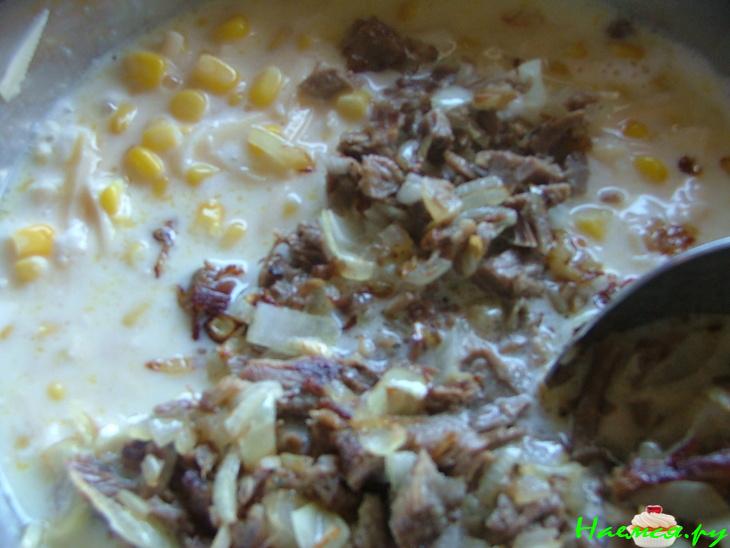 Кукурузные оладьи с мясом и сыром