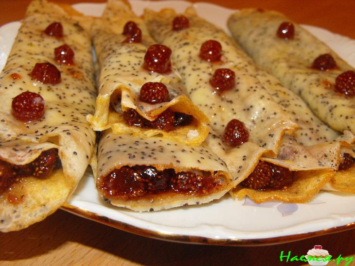 Маковые крепы с земляничным вареньем