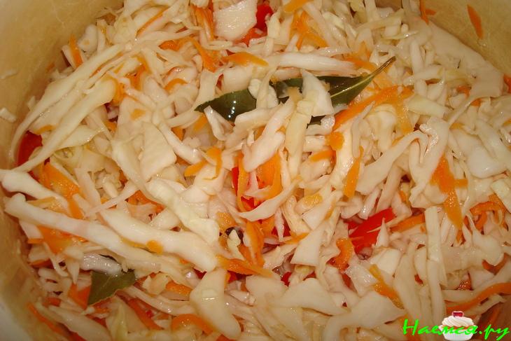 Капуста маринованная с перцем