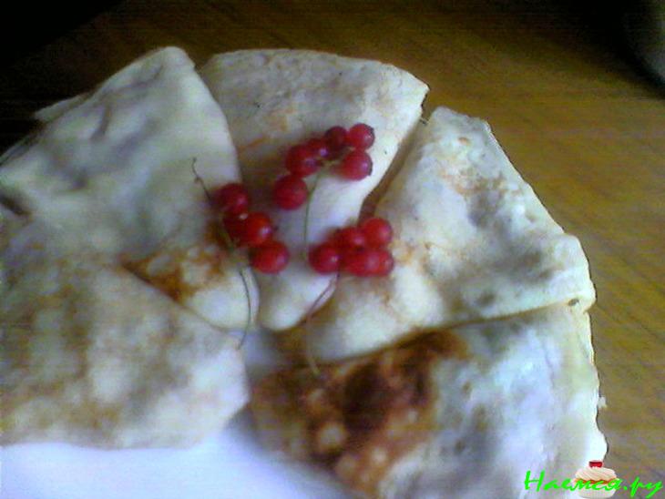 Блинчики с творожно-банановой начинкой и смородиной