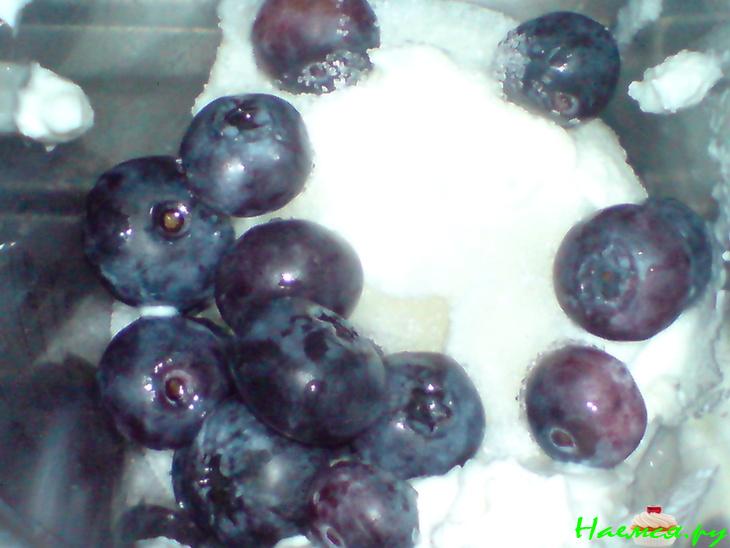 Творожники с соусом из ванильного мороженого, творога и черники