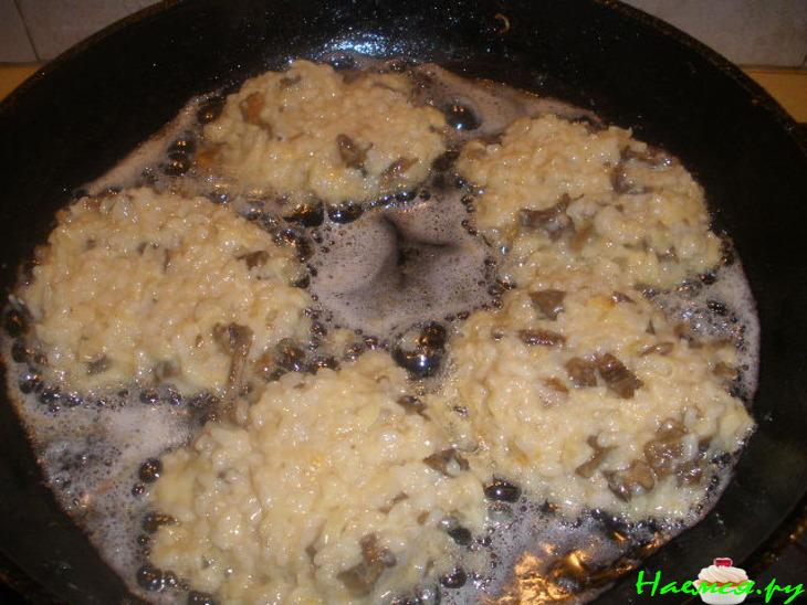 Рисовые оладьи с пармезаном и лесными грибами