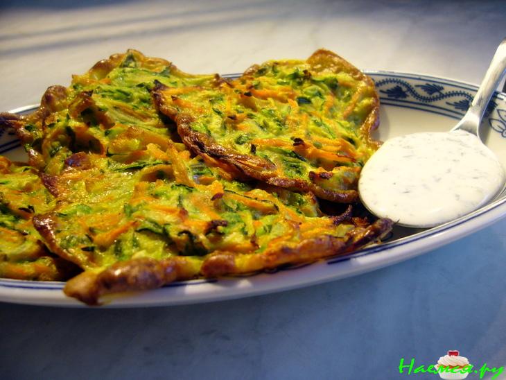 Овощные оладушки к завтраку (и не только) с зеленым сметанным соусом