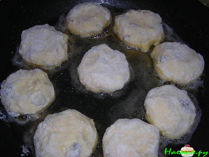 Творожники с изюмом