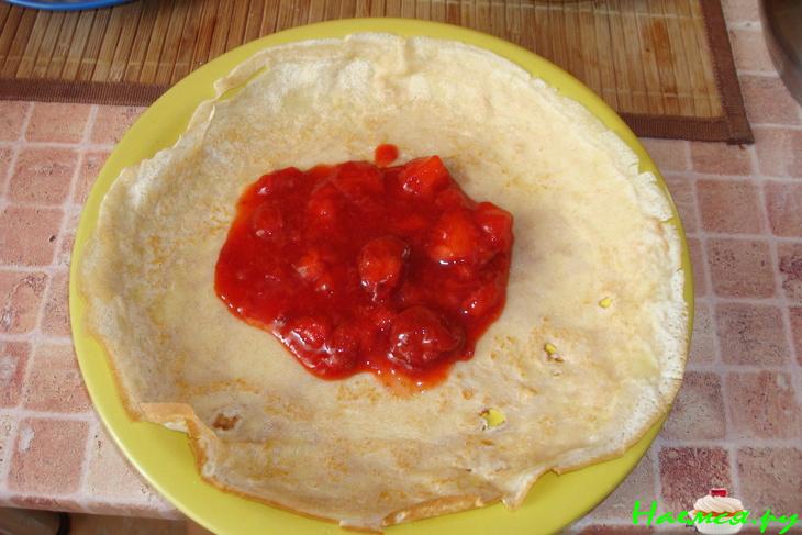 Блины "GLAMOUR" с клубничным соусом, заварным кремом и миндалем