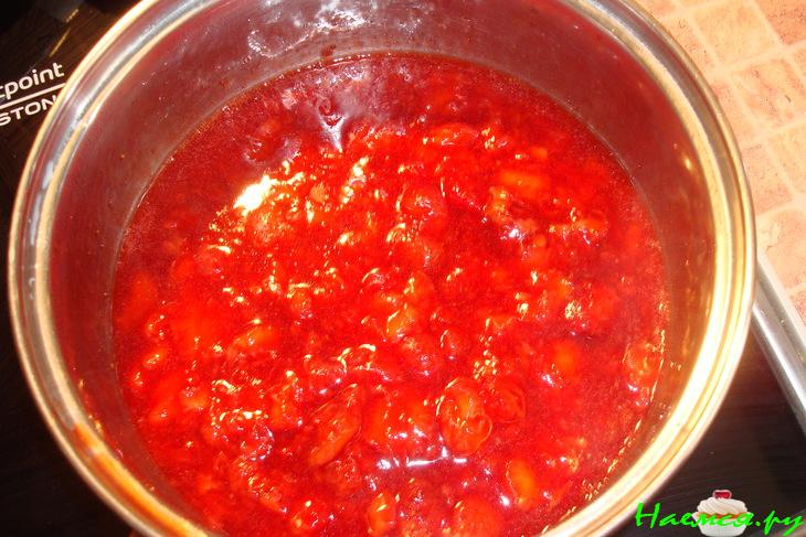 Блины "GLAMOUR" с клубничным соусом, заварным кремом и миндалем