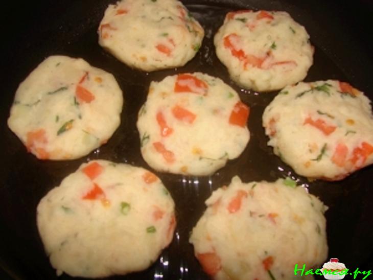 Картофельные лепёшки с помидорами и зеленым луком